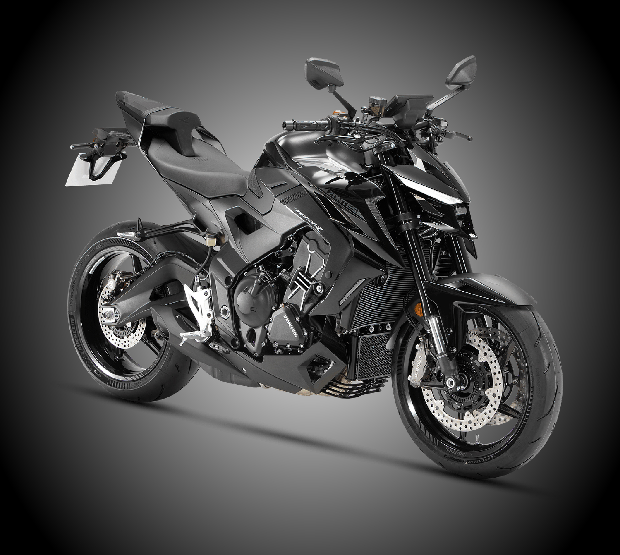 Zontes ZT703R diseño ligero en carretera